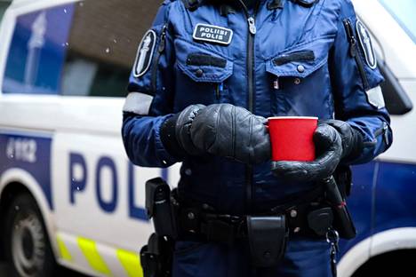 Lounais-Suomen poliisi runoilee Twitterissä joulurauhaa - Satakunta -  Satakunnan Kansa