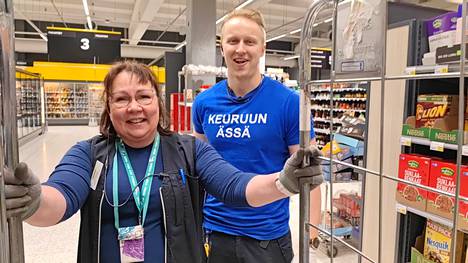 Marketpäällikkö Minna Varjoranta palkkaa Keuruun S-marketiin kesäksi kahdeksan nuorta. Varjorannan kanssa tuotteita on hyllyttämässä myyjä ja saatavuusvastaava Kari Leinonen.