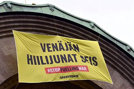 Greenpeacen aktivistit kiipesivät ja ripustivat Helsingin päärautatieaseman sisäänkäynnille 5. toukokuuta 2022 banderollit, joissa vastustettiin Ukrainan sotaa ja sitä rahoittavaa fossiilista kauppaa. 