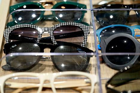 Silmälääkäri suosittelee valitsemaan sellaiset aurinkolasit, jotka omille silmille tuntuvat parhaalta.
