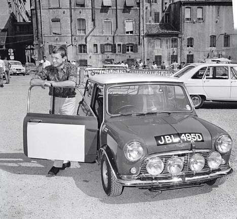 Vanhassa kuvassa Rauno Aaltonen poseeraa Morrin Mini -ralliauton kanssa. Samanlaisella ajoi kilpaa myös niin ikään Pyynikillä syyskuussa nähtävä Simo Lampinen.