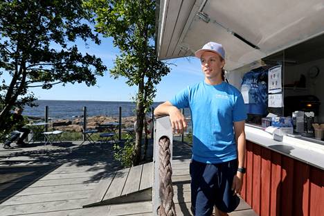 17-vuotias Kalle Laurila pyörittää kahden muun lukiolaisen kanssa kahvilaa Kallon luodolla.