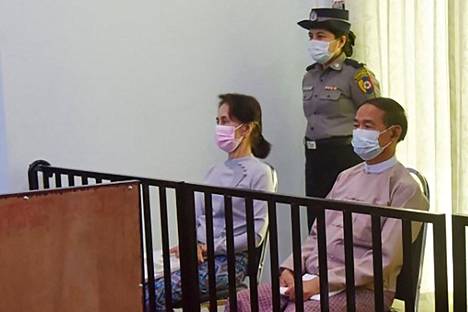Vallankaappauksessa syrjäytetty johtaja Aung San Suu Kyi ja pidätetty presidentti  Win Myint psallistuivat ensimmäiseen oikeudenkayntiinsä huhtikuussa 2021. Joulukuussa 2022 Aung San Suu Kyi tuomittiin seitsemän vuoden tuomioon. Yhteensä vankeutta on tuomitti 33 vuotta korruptiosta. Ihmisoikeusjärjestöt pitävät syytteitä tekaistuina.