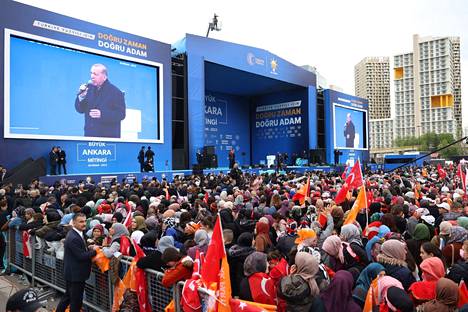 Presidentti Recep Tayyip Erdoğan piti puheen kannattajilleen Ankarassa 30. huhtikuuta.