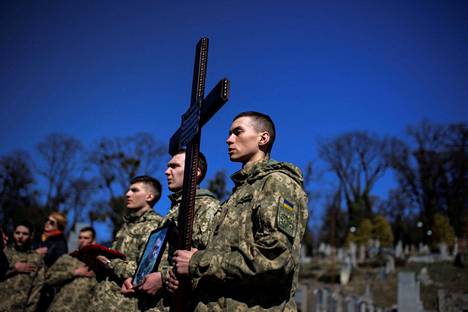 Sotilaat osallistuivat yliluutnantin ja toisen sotilaan hautajaisiin Lychakivin hautausmaalla Lvivissä 28. maaliskuuta.