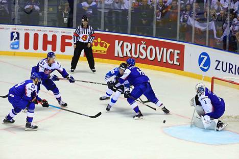 Uskomaton Kaapo Kakko! Suurlupaus kaatoi Slovakian kolmella upealla  maalillaan – on nyt tehnyt kahdessa ottelussa viisi osumaa - Jääkiekko -  Satakunnan Kansa