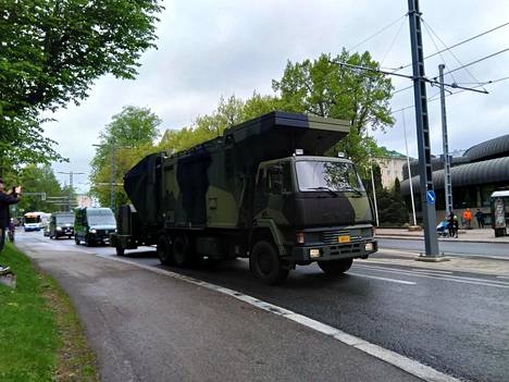 Sotilaskalustoa kuljettavien ajoneuvojen kolonna saapui Metson ja Aleksanterinkirkon kohdalle noin kello 11.40.