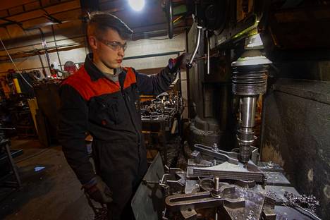 Otso Laukkanen suorittaa oppisopimuskoulutustaan Honkajoki Works Oy:ssä. Nuorukainen pitää työskentelyä oikeassa yrityksessä parhaana mahdollisena tapana oppia metallitöitä.
