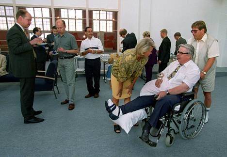 Erkki Rauhala työnsi kolarissa loukkaantunutta Kalervo Kummolaa pyörätuolissa vuonna 1999. Kale oli tuolloin kansanedustaja, joka lupasi potilaana tehdä kaikkensa hoitajien palkkojen parantamiseksi.