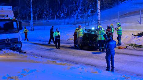 Honda Accord törmäsi kuorma-auton keulaan huhtikuussa 2022 Lempääläntiellä. Henkilöauton kyydissä olleet kaksi henkilöä kuolivat ja kuljettaja loukkaantui.