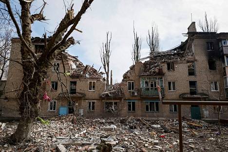 Asuinrakennus tuhoutui Venäjän ilmaiskuissa Avdiivkan kaupungissa lähellä eturintamaa Donetskissa Ukrainassa. Tuhoutunut talo kuvattiin 20. maaliskuuta. 