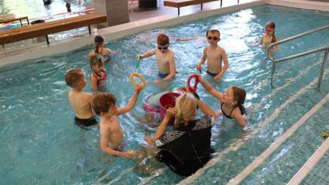 Kesällä pidettävä uimakoulu on tärkeä polku lasten uimataidon kannalta.