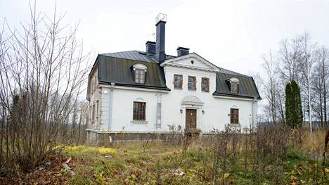 Yksi kaupan kohteena olleista asunnoista oli klubirakennus eli entinen pääinsinöörin asunto. Se sijaitsee mäen töyräällä, josta on näkymä Näsinneulalle. Rakennus on valmistunut vuonna 1918 tai 1919.