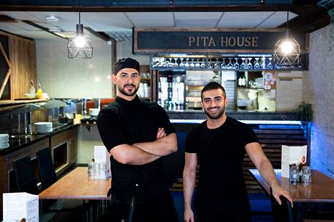 Hassan Al-Khrsan (vasemmalla) ja Mika Ghasemi uskovat, että Hervannassa on kysyntää laadukkaalle Lähi-idän ruoalle. Kaksikon Pita House -ravintolassa voi pian nauttia viiniä, ja listalle on tulossa arvokkaampia raaka-aineita, kuten jättirapuja. 