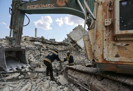 Voimakas maanjäristys ja sen jälkirähähdykset ovat aiheuttaneet tuhoa Turkin lisäksi Syyriassa. Vapaaehtoiset työskentelivät rakennuksen raunioilla Jindiresin kaupungissa Pohjois-Syyriassa perjantaina 10. helmikuuta.