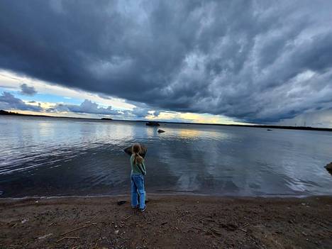 Anne Ojanen kuvasi tyttärensä ihailemassa luonnonilmiötä Perämeren rannalla.