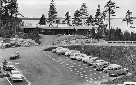 Viidennumeron motelli Sääksmäellä pysäköintialueineen vuonna 1965. Hopealinjan laivat Tampereelta ja Orivedeltä alkoivat saapua Viidennumeron vastavalmistuneeseen laituriin heinäkuussa 1966.