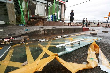 Taifuuni toi tullessaan hyökyaaltoja ja rankkasateita, mikä vahingoitti rantojen teitä ja kauppoja Etelä-Koreassa.