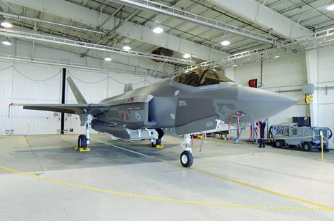 Suomi valitsi perjantaina HX-hävittäjähankkeessa uudeksi monitoimihävittäjäkseen yhdysvaltalaisen Lockheed Martinin F-35:n. Koelentovaiheessa oleva upouusi F-35 hävittäjä Lockheed Martinin tehtaalla Fort Worthissa Texasissa USA:ssa maaliskuussa 2017. 