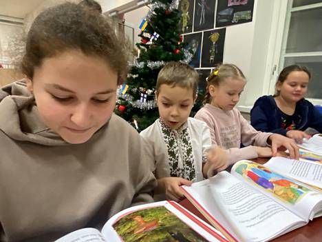 Maria Pavlenko, 13, Petro Pryhoda, 8, Daria Kotzhukhova, 9, ja Marfa Lizun, 10, käyvät koulua Marttilan koulussa Sastamalassa ja opettelevat suomea. 