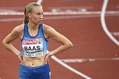 Mette Baas oksensi naisten 400 metrin juoksun alkuerän jälkeen.