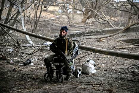 Ukrainalainen sotilas istui lastenrattaissa tuhotun sillan alla Irpinissä. Irpin sijaitsee lähellä Kiovaa.