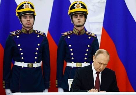 Venäjän presidentti Vladimir Putin allekirjoitti ”liittymissopimukset”, joilla ei kuitenkaan ole kansainvälisoikeudellista pätevyyttä.