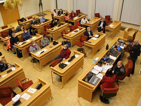 Mänttä-Vilppulan kaupunginvaltuuston kokouksen alku myöhästyi 61 minuuttia live-lähetystä koskevien tekniikkaongelmien vuoksi. Valtuuston kokousta johti ensimmäisen kerran 1. varapuheenjohtaja Jussi Jatkola.