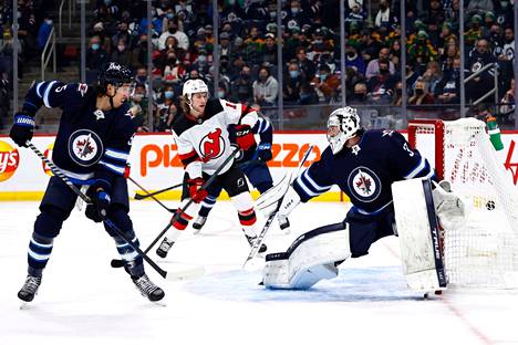 Winnipeg Jets ja New Jersey Devils ottivat yhteen jääkiekon NHL:ssä lauantain vastaisena yönä.