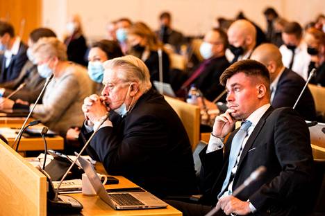 Kokoomuksen Ilkka Sasin mukaan Pirkanmaan kokoomuksen piirijohdon häneen kohdistamissa syytteissä saattaa olla poliittinen motiivi. Sasi (oik.) kuvattiin vuoden 2021 marraskuussa pidetyssä Tampereen kaupunginvaltuuston kokouksessa.