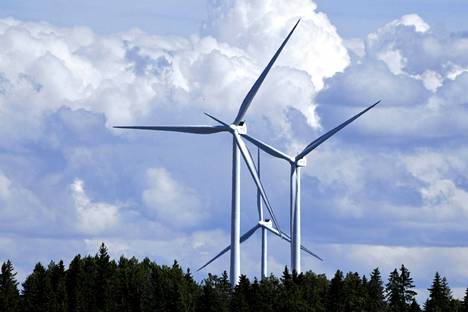 Tuulinen sää on yksi niistä syistä, jotka painavat sähkön hintaa alas tiistaina. Tuulivoimaloita Porissa 11. heinäkuuta.