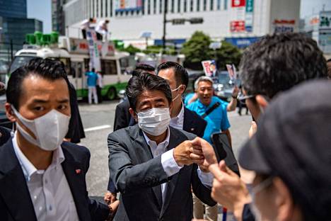 Japanin entinen pääministeri Shinzō Abe kätteli kannattajiaan kampanjatilaisuudessa Tokiossa kesäkuussa.
