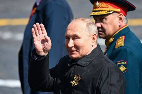 Presidentti Vladimir Putin ja puolustusministeri Sergei Shoigu lähdössä Punaiselta torilta paraatin jälkeen.