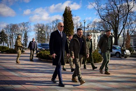 Kyseessä oli Bidenin ensimmäinen vierailu Ukrainaan sitten hyökkäyssodan alkamisen. Zelenskyi sanoi pitävänsä vierailua erittäin merkittävänä. 