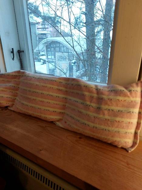 Tamperelainen Katja Wallenius on ratkaissut ikkunan reunasta puskevan viileyden asettamalla ikkunalaudalle kaurapussukan. Hän aikoo pian neuloa myös viimamakkaran.