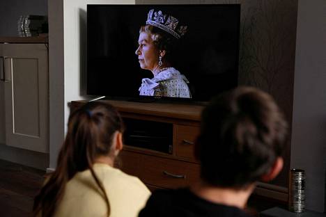 Lapset katselivat televisiolähetystä Elisabetin kuolemasta 8. syyskuuta Hertfordissa.