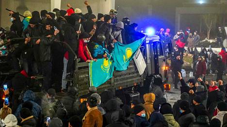 Mielenosoittajat osallistuivat mellakkaan 5. tammikuuta Almatyn kaupungissa. Levottomuudet alkoivat nestekaasun hinnankorotuksista.