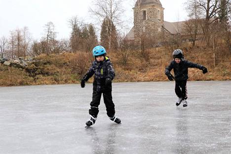 Lenny Huhta ja Jiri Virta opettelivat luistelemaan liikuntahallin päätyyn jäädytetyllä jäällä kolme vuotta sitten.