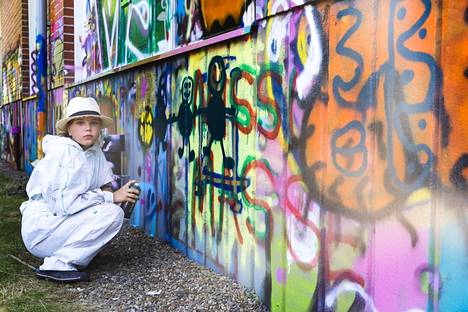 Paavo Salmisen mukaan graffitien maalaaminen ei ollut lainkaan haastavaa. 