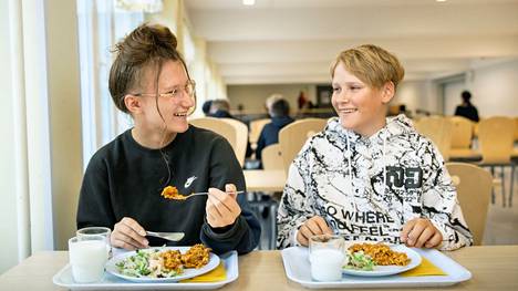 8-luokkalaiset Ella Kaunisto, 13 ja Aleksi Järvensivu, 13 kuuluvat oppilaskuntaan, joka kerää oppilaiden toiveita ja välittää ne ruokalistan laatijoiden tietoon. Toiveruokapäivä pidetään kerran kuudessa viikossa.
