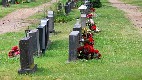 Nimimerkki Vapaa-ajan asukasmummo kyselee, tarvitseeko muualla asuvien omaisten vuosittain pyytää seurakuntaa laittamaan sopimuksen mukaisesti kukat haudoille. Kuvituskuva. 