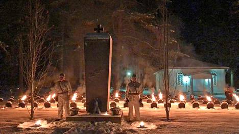 Pihlajavedellä Koipikankaan sankarivainajien muistomerkillä laskettiin itsenäisyyspäivän iltana veteraanijärjestöjen seppele ja kuultiin Lotta Hetekorven puheessa nuorten soihdunkantajien kiitokset itsenäisestä isänmaasta.