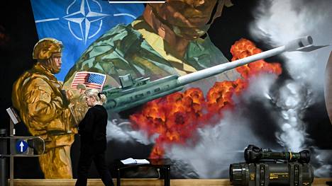 Venäjällä kiertää historiamuseoissa valtakunnallinen näyttely nimeltä ”Nato – julmuuden kronikka”. Nainen tutki näyttelyä Moskovassa.