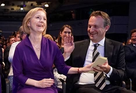 Liz Truss sai onnittelut puolisoltaan Hugh O'Learyltä kun ilmoitus valinnasta uudeksi konservatiivipuolueen johtajaksi ja pääministeriksi kerrottiin maanantaina. 