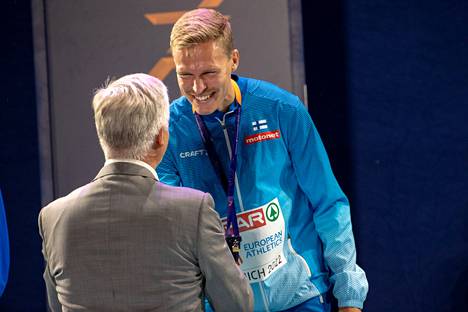 Topi Raitanen sai jo kultamitalinsa kaulaan Münchenissä perjantaina 19. elokuuta. Aamulehti oli paikalla, kun mitalit jaettiin. 