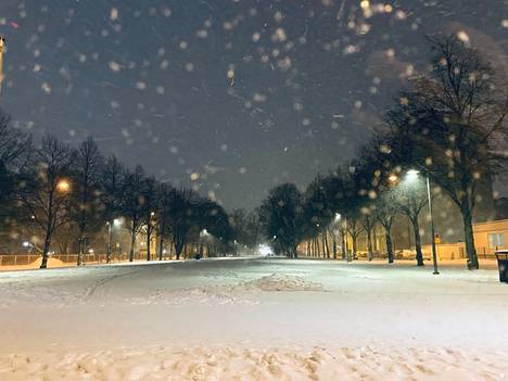 Lunta satoi sakeasti keskiviikkoaamuna Tampereen keskustan alueella kello 6. Tiet olivat paikoin hyvin liukkaita ja väylillä pöllysi lumi.