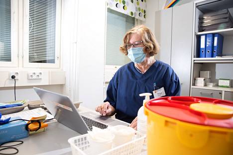 Hatanpään uudessa rokotusyksikössä Marianne Joutvuo on rokottanut omassa huoneessa toisin kuin Ratinassa. Molemmissa paikoissa hän on silti viihtynyt hyvin. 