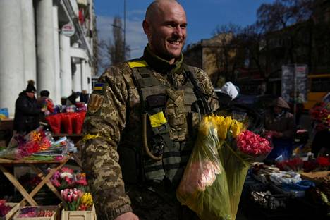 Ukrainalainen sotilas Dmitri, 32 ostia kukkia katutorilta kansainvälisenä naistenpäivänä 8. maaliskuuta Odessassa. 