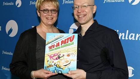 Tatu ja Patu-kirjasarjan luoneet Aino Havukainen ja Sami Toivonen lasten- ja nuortenkirjallisuuden Finlandia-palkinnon ehdokkaiden julkistustilaisuudessa Helsingissä 4. marraskuuta 2020. 