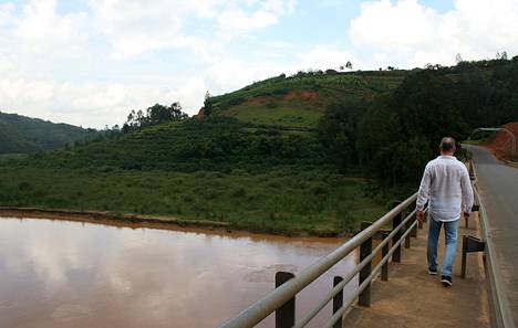 Nyabarongo-joki, joka nyt virtaa levollisena, oli Ruandan kansanmurhan aikaan 30 vuotta sitten täynnä ruumiita. 